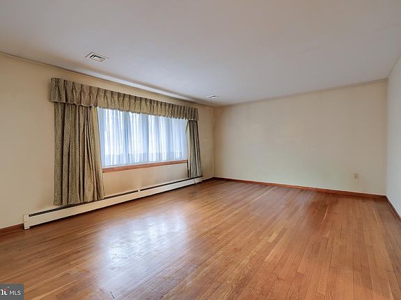 5th image of 222 Robin Rd