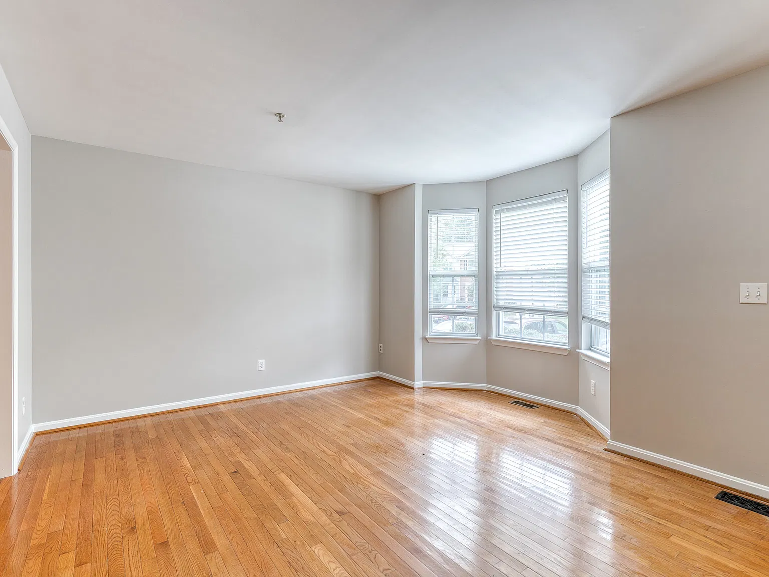 3 bed, 2.5 bath, 1712 sqft, $2,500 — Photo 3