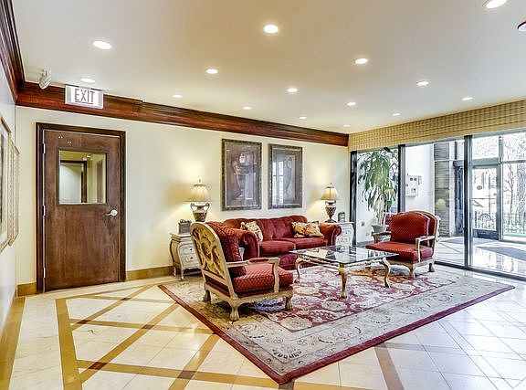 4th image of 525 W Hawthorne Pl APT 1407