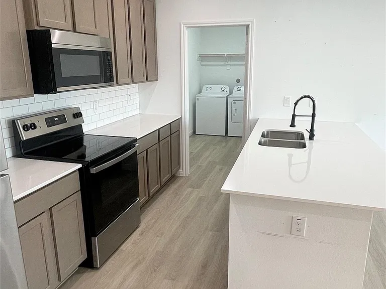 802 W Loop — Photo 4