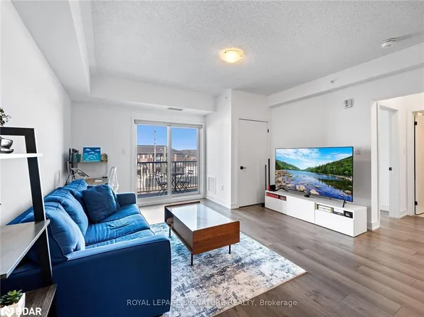 4 Spice Way #212, Barrie, ON L9J 0M2