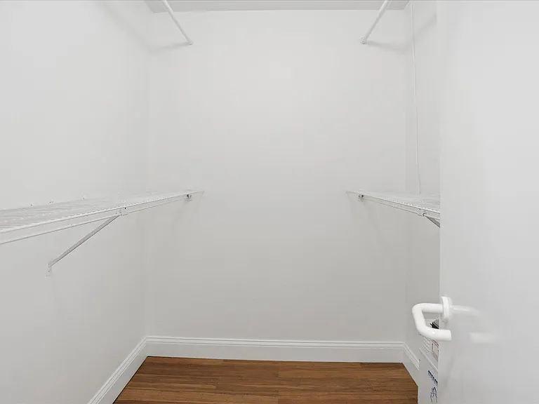 100 Cuttermill Rd #4M — Photo 13