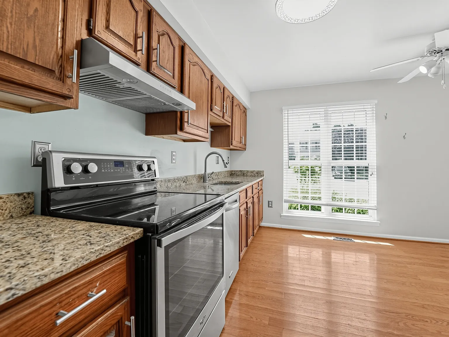 3 bed, 2408 sqft, $3,000 — Photo 3