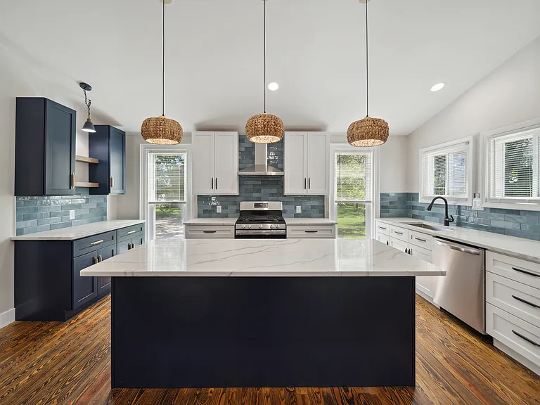 Beautiful Fully Equipped Kitchen with Large Center Island