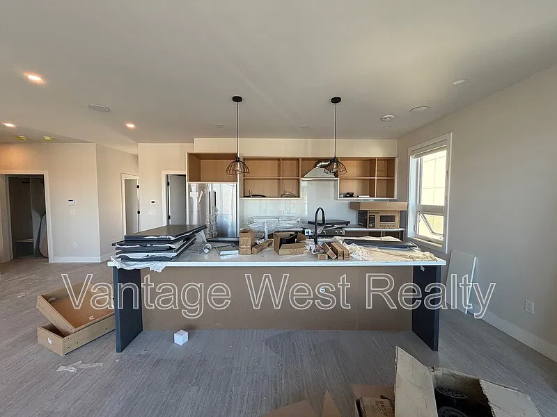 4 bed, 2.5 bath, 2442 sqft, $3,800 — Photo 2