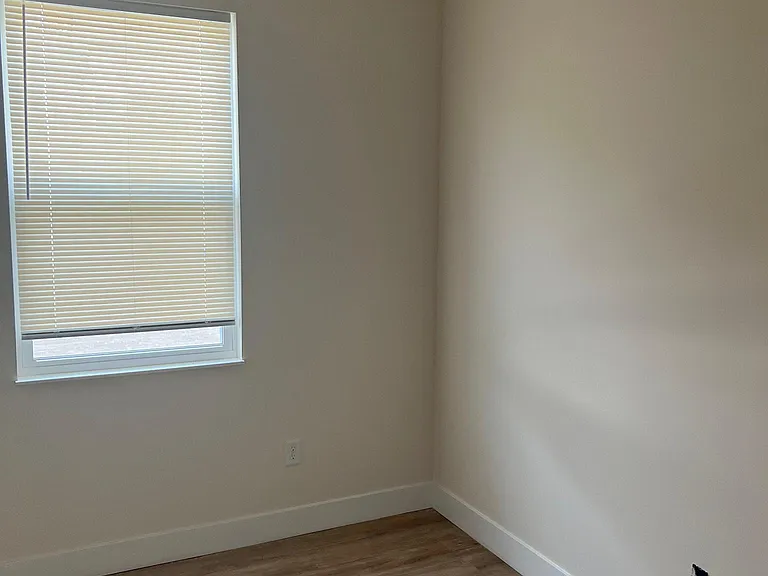 404 Court Yard Ln — Photo 16