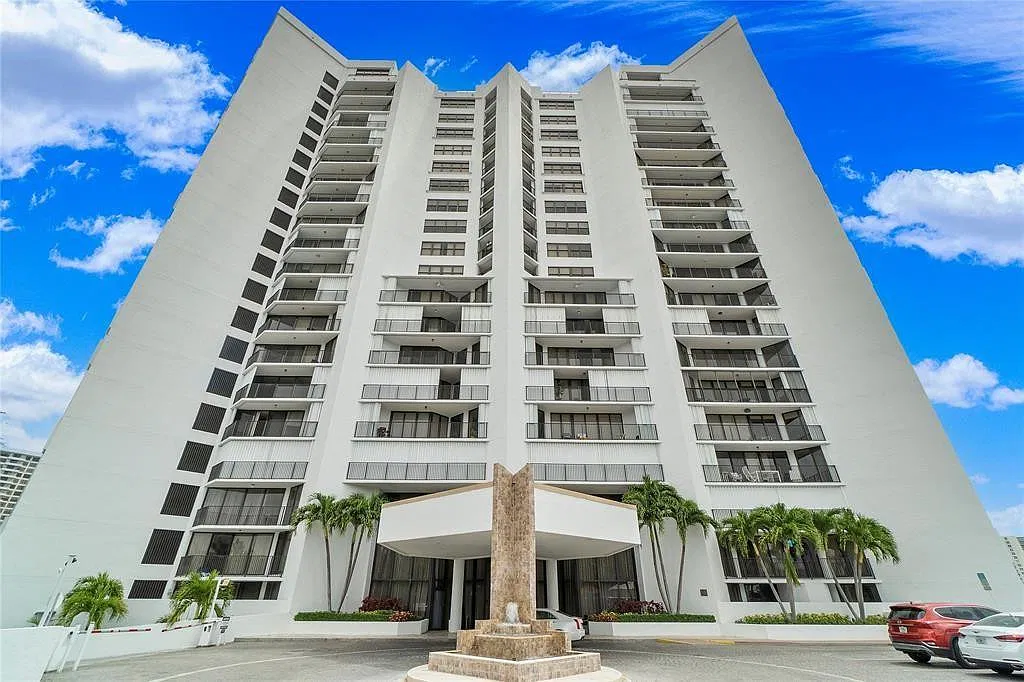 300 Three Islands Blvd — Photo 2