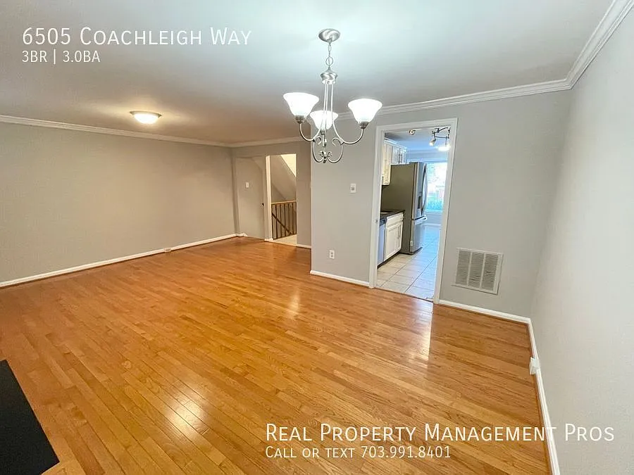 Walk To The Metro 3 Bedroom Townhome That Backs To Trees — Photo 2