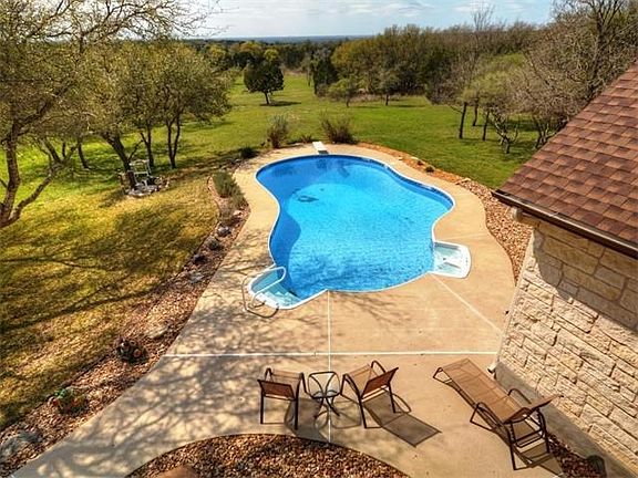 What Texas heat? Your very own sparkling refreshment as you dive in!