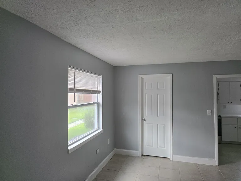 1323 Pinewood Ave — Photo 4