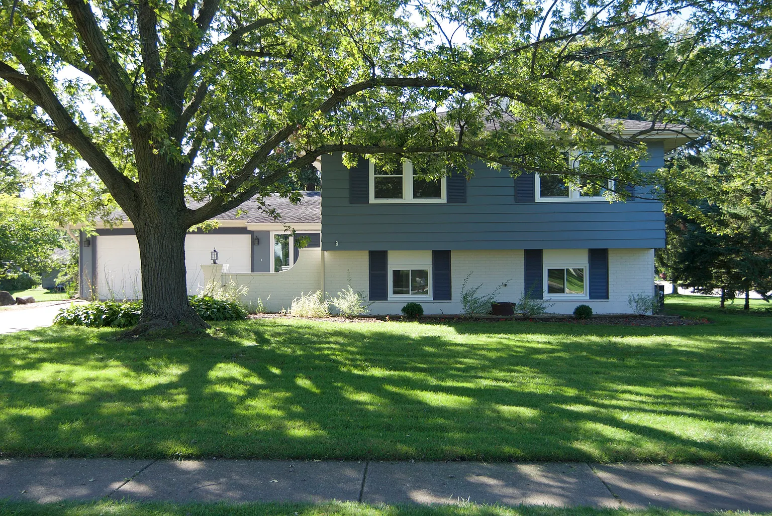 2S042 Hampton Ln photo 1