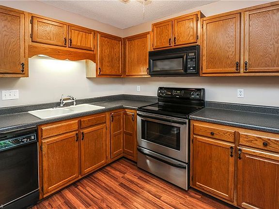 3rd image of 812 Ashebrook Dr APT A