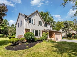 24 Daisy Ln, Orchard Park, NY 14127