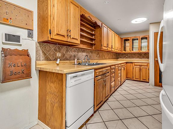 5th image of 568 Grand Valley Dr