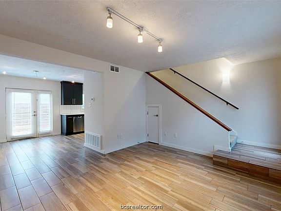 2nd image of 505 Boyett St #D1