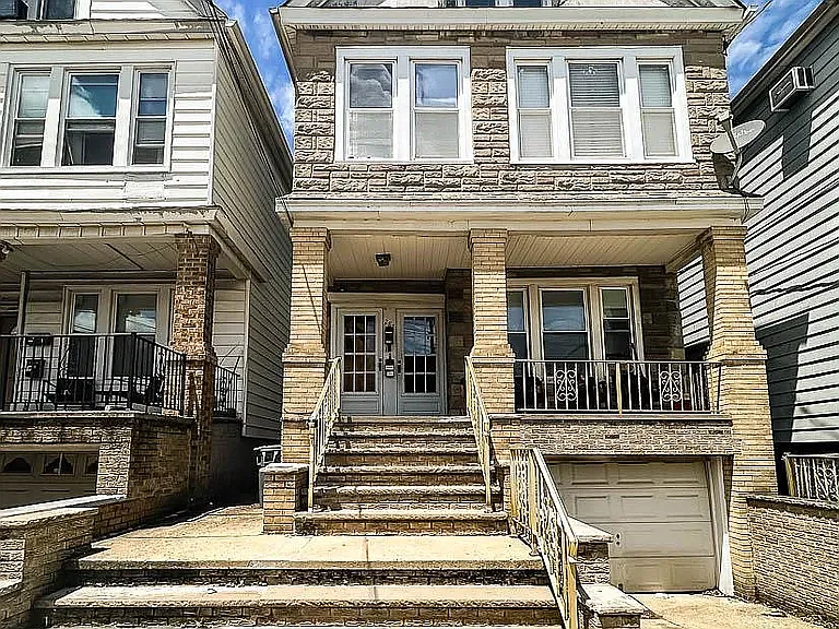 3 bed, $2,500 — Photo 1