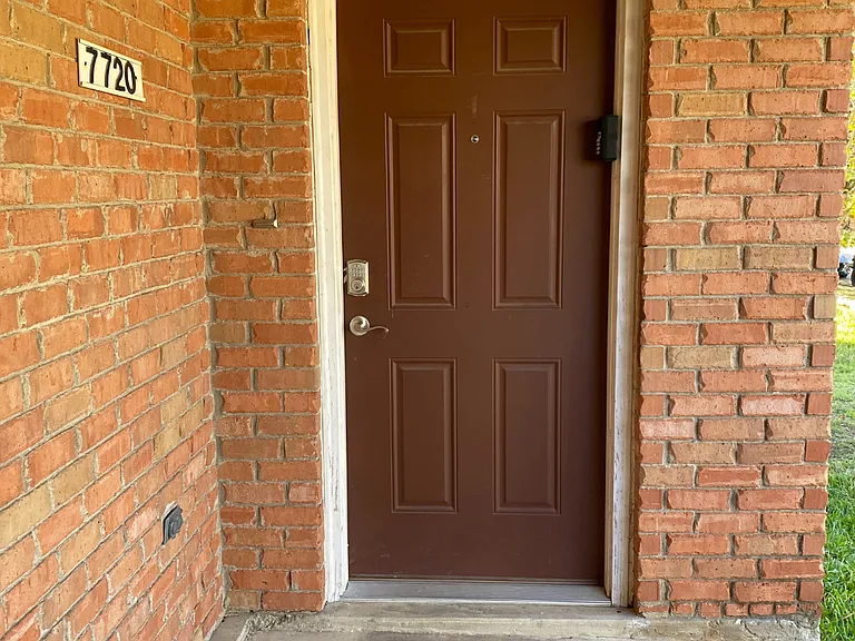 7720 Kings Ridge Rd — Photo 1