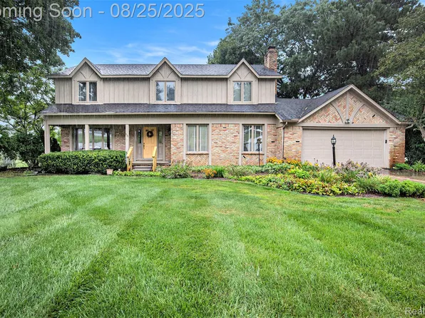 9125 Burning Tree Dr, Grand Blanc, MI 48439
