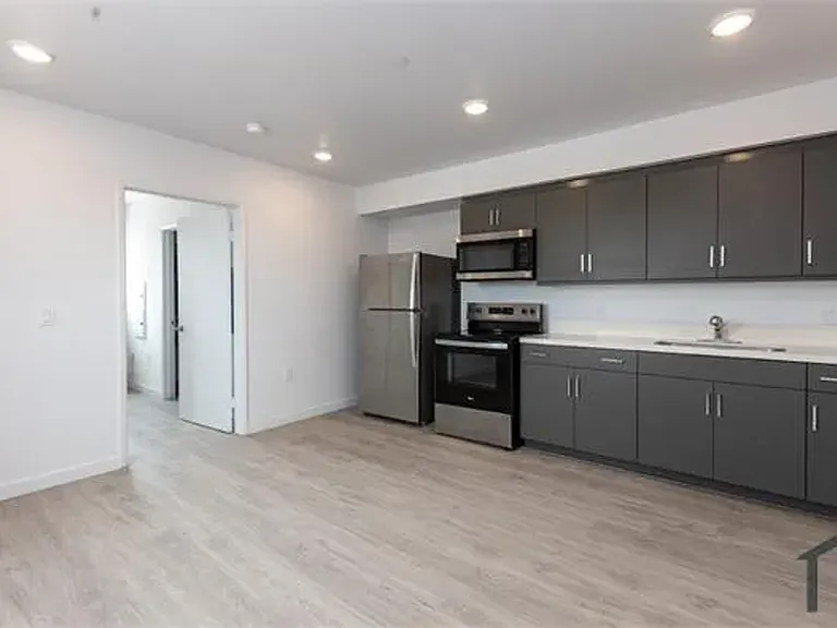 10705-09 Avalon Blvd. — Photo 21