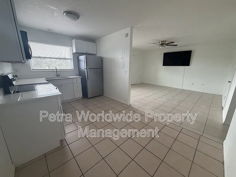 2 bed, 1.0 bath, 820 sqft, $1,200 — Photo 3