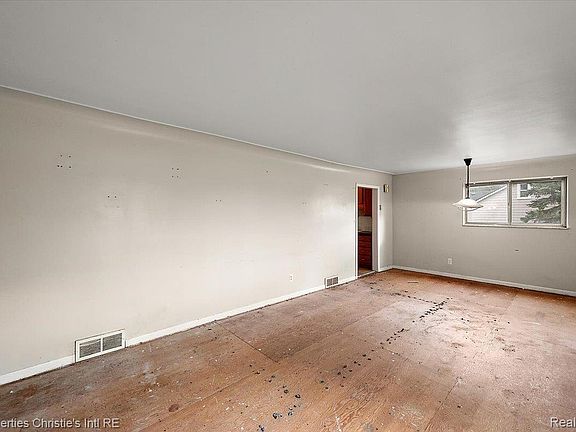 5th image of 23786 Cushing Ave