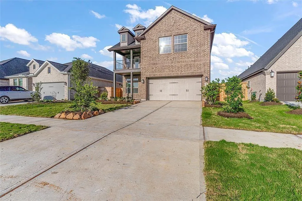 4 bed, 2.5 bath, 2366 sqft, $3,200 — Photo 2