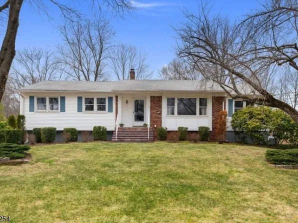 31 Brentwood Dr, East Hanover, NJ 07936