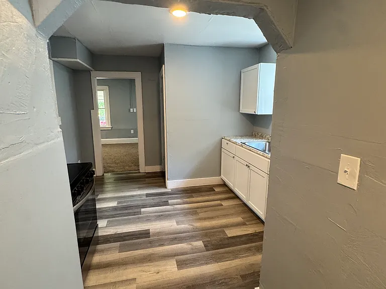 910 Whittier Ave — Photo 8