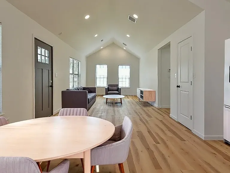 3803 N Redmond Ave — Photo 3