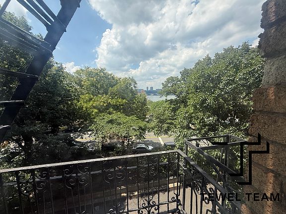 5th image of 736 Riverside Dr APT 2D