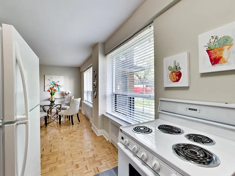 2100 Bathurst St #308 — Photo 33