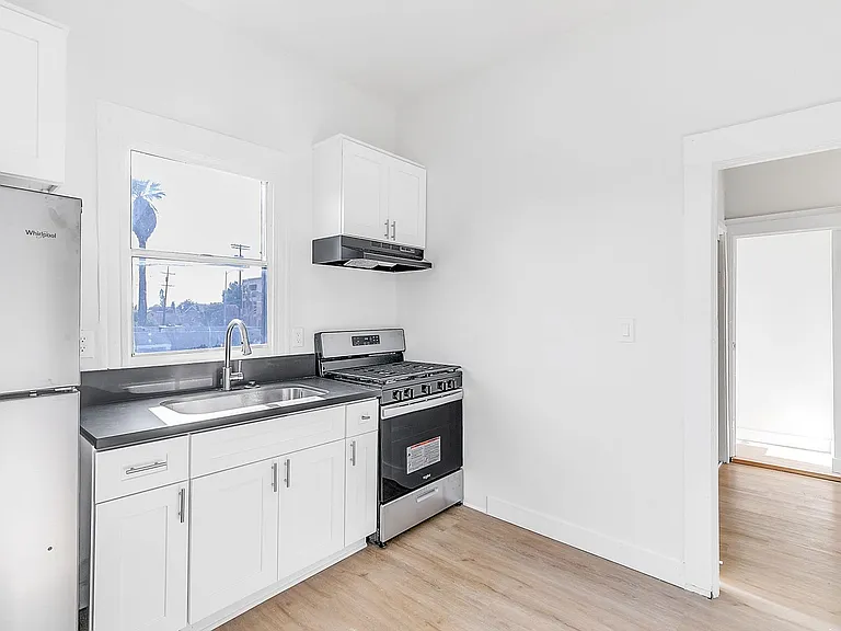 1618 E. Vernon Ave — Photo 2