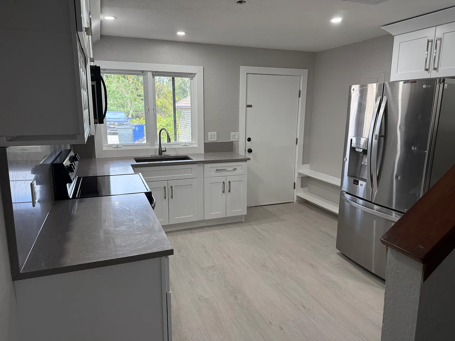 7035 Babcock Rd — Photo 2