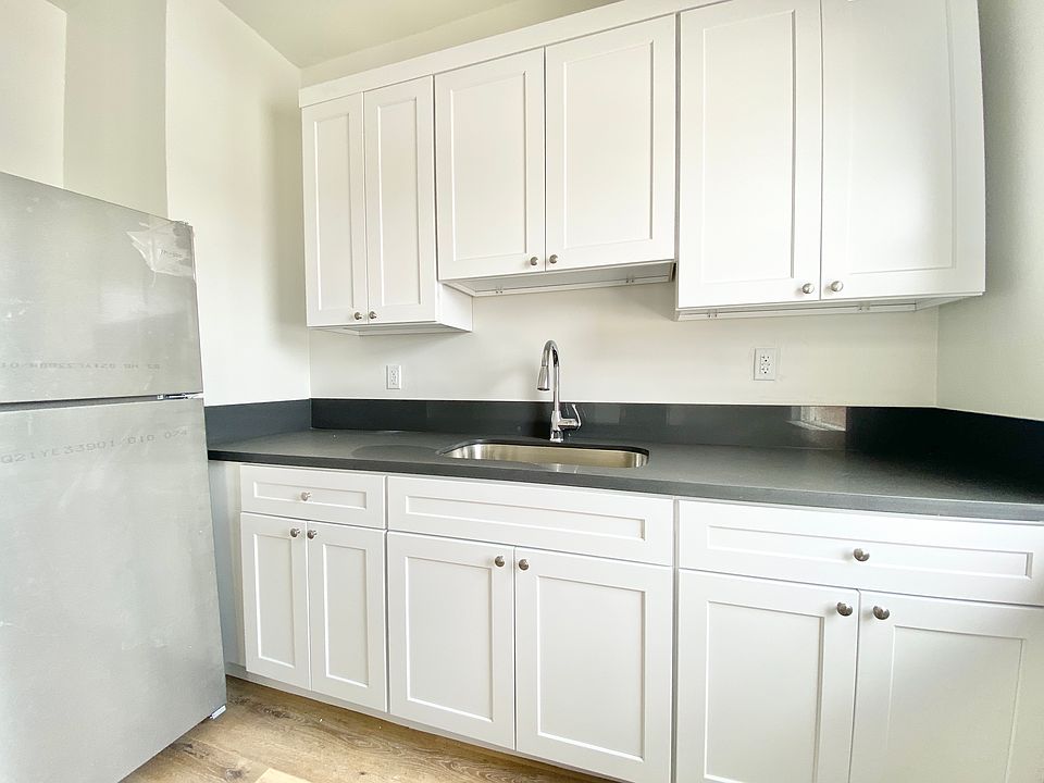 2nd image of 727 S Mariposa Ave #300A