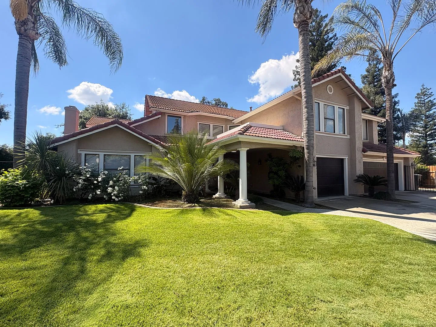 Elegant 4 Bedroom Home in The Lakes — Photo 1