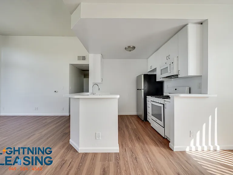 7370 Hawthorn Ave #305 — Photo 13
