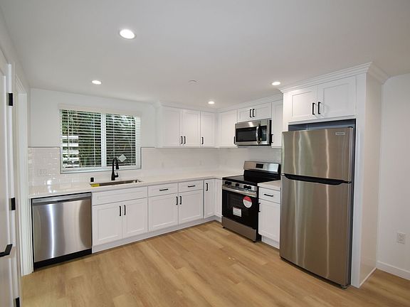 4th image of 14830 Dickens St #14834