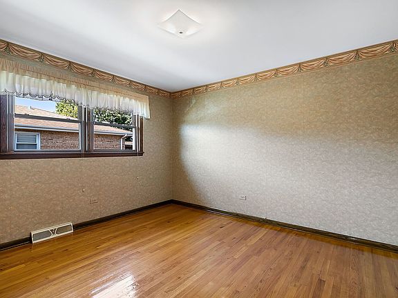 5th image of 9035 Oak Park Ave
