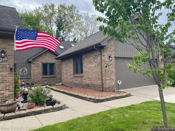 16226 Pine Ridge Dr N, Fraser, MI 48026