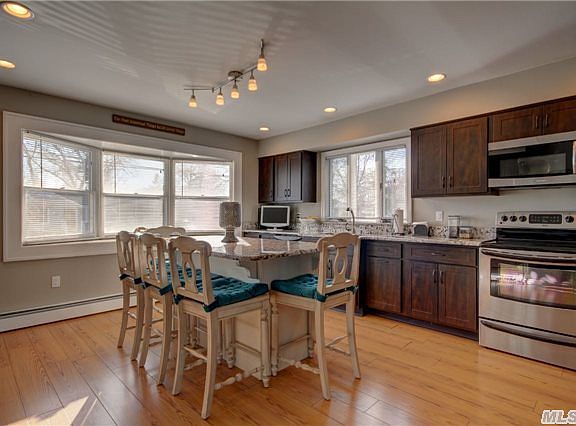 5th image of 65 Linden St