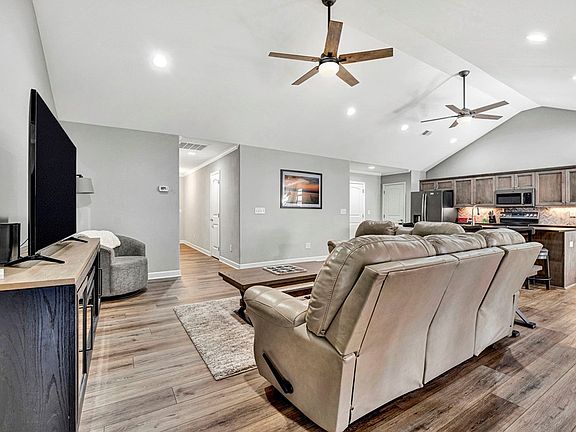 4th image of 111 Windstone Dr