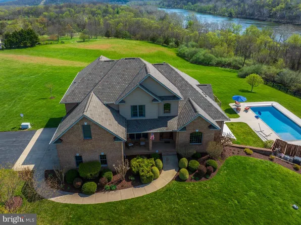 94 Falcon Ridge Dr, Charles Town, WV 25414