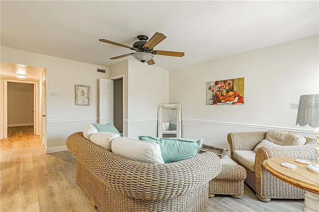 2 bed, 1.0 bath, 818 sqft, $1,900 — Photo 3