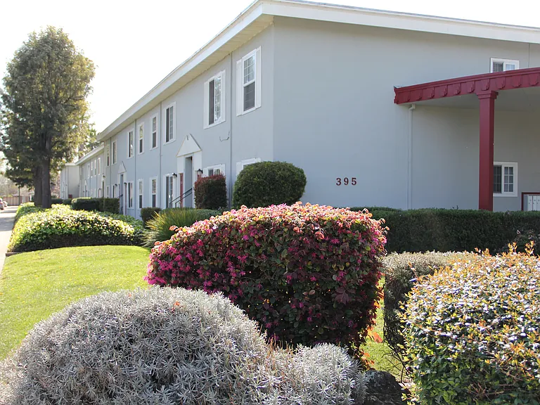 Pacific Garden Apartments — Photo 27