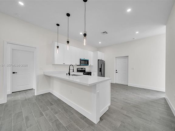 4th image of 707 Randall Ave