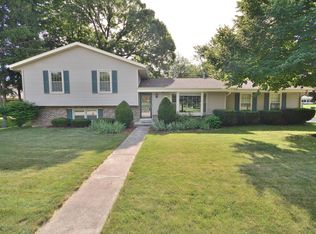 2101 Lexington Dr, Waukesha, WI 53186