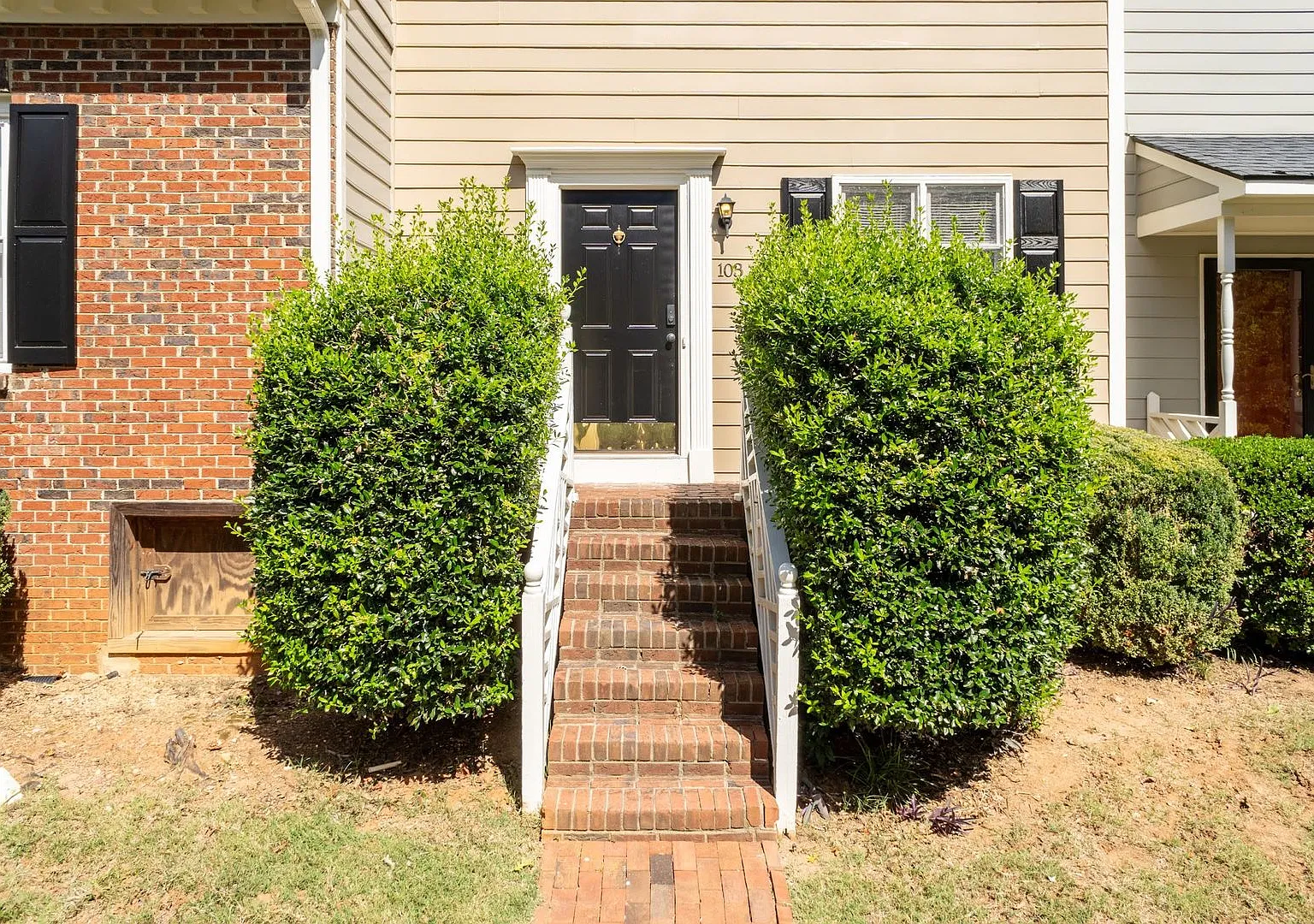 Desirable 2 Bedroom Townhouse Near Downtown Cary — Photo 2