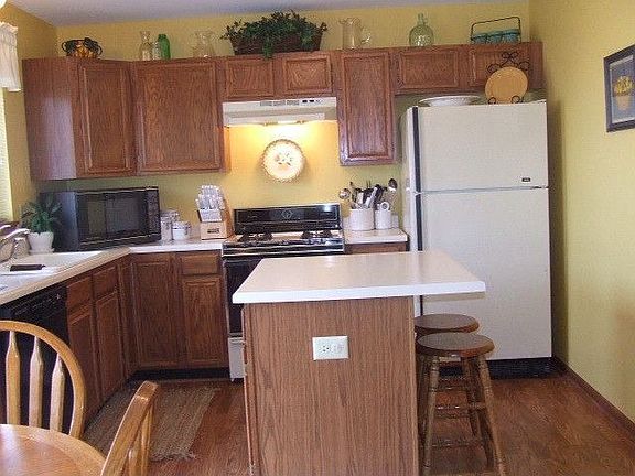 Ugraged Oak Kitchen Cabinets w/Island, Pantry, Laundry & Eating Area