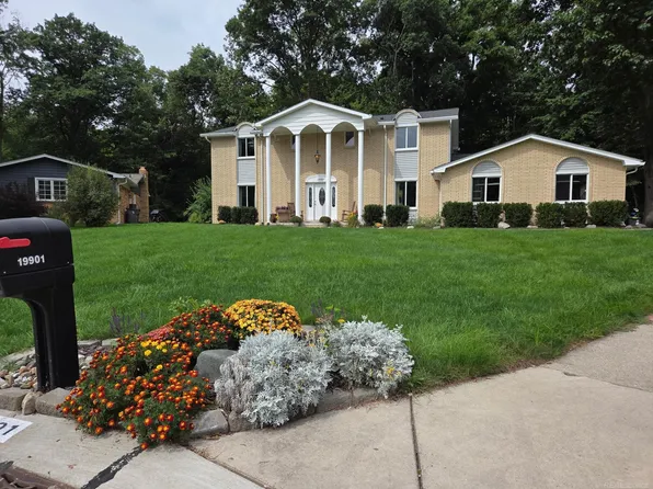 19901 S Riverhill Dr, Clinton Township, MI 48036