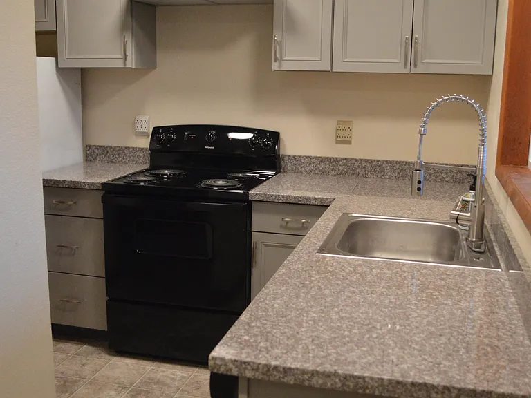 665 SW Tichenor St #1 — Photo 2